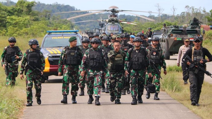 Pangkostrad Letjen Muhammad Saleh Mustafa mengecek prajurit Satgas Yonif 411/Pandawa di Distrik Kenyam, Kabupaten Nduga, Papua Pegunungan menjelang Tahun Baru 2024.