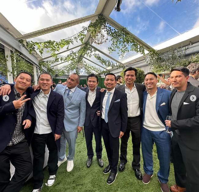 Pesta tersebut tampak ramai dihadiri para anggota keluarga dan kerabat. Ardi Bakrie sendiri terlihat rapi dan gagah mengenakan setelan jas berwarna biru muda yang dipadukan dengan kemeja dan sepatu putih. Foto: Instagram/@ramadhaniabakrie