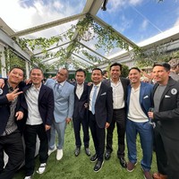 Pesta tersebut tampak ramai dihadiri para anggota keluarga dan kerabat. Ardi Bakrie sendiri terlihat rapi dan gagah mengenakan setelan jas berwarna biru muda yang dipadukan dengan kemeja dan sepatu putih. Foto: Instagram/@ramadhaniabakrie