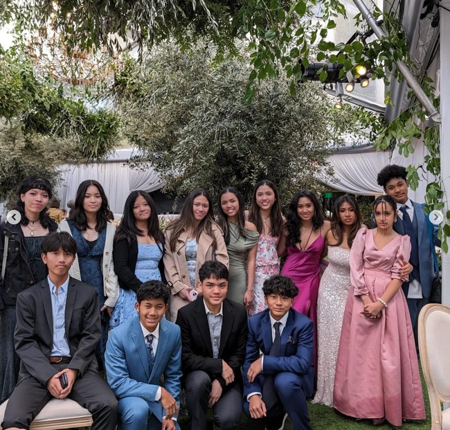 Berpose bersama keluarga dan para tamu undangan yang hadir, penampilan Mikhayla juga tak kalah mencuri atensi. Anak pertama Nia dan Ardhi itu tampil cantik dalam balutan gaun panjang berwarna merah muda. Foto: Instagram/@ramadhaniabakrie