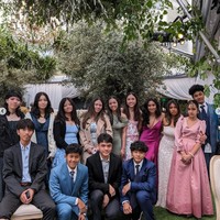 Berpose bersama keluarga dan para tamu undangan yang hadir, penampilan Mikhayla juga tak kalah mencuri atensi. Anak pertama Nia dan Ardhi itu tampil cantik dalam balutan gaun panjang berwarna merah muda. Foto: Instagram/@ramadhaniabakrie