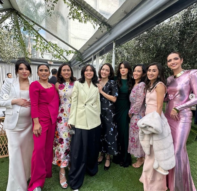 Sementara Nia Ramadhani sendiri mengenakan dress model duyung berwarna merah muda metalik rancangan Wikiwu dan Nancy Wu. Penampilannya itu kemudian dilengkapi dengan beberapa aksesori seperti anting, kalung, dan gelang berwarna emas. Foto: Instagram/@ramadhaniabakrie