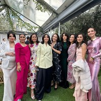 Sementara Nia Ramadhani sendiri mengenakan dress model duyung berwarna merah muda metalik rancangan Wikiwu dan Nancy Wu. Penampilannya itu kemudian dilengkapi dengan beberapa aksesori seperti anting, kalung, dan gelang berwarna emas. Foto: Instagram/@ramadhaniabakrie