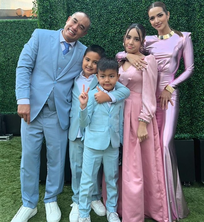 Berpose berlima bersama, keluarga Nia dan Ardi itu terlihat kompak. Mikhayla tampak mengenakan gaun senada dengan sang mama, sementara kedua anak laki-laki Nia, Magika dan Mainaka kompak mengenakan jas berwarna tosca. Penampilan Nia dan keluarga itu pun banjir pujian dari netizen. Foto: Instagram/@ramadhaniabakrie