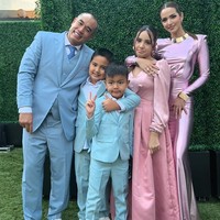 Berpose berlima bersama, keluarga Nia dan Ardi itu terlihat kompak. Mikhayla tampak mengenakan gaun senada dengan sang mama, sementara kedua anak laki-laki Nia, Magika dan Mainaka kompak mengenakan jas berwarna tosca. Penampilan Nia dan keluarga itu pun banjir pujian dari netizen. Foto: Instagram/@ramadhaniabakrie