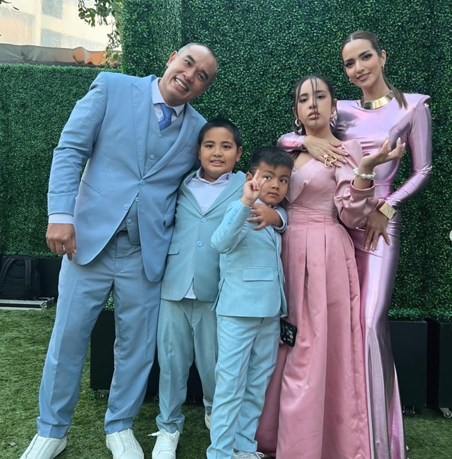 Melalui akun Instagram pribadinya Nia Ramadhani membagikan potretnya bersama keluarga saat menghadiri pesta ulang tahun pernikahan mertuanya di Amerika. Bersama suaminya, Ardi Bakrie, dan ketiga anak mereka, Mikhayla, Mainaka, dan Magika, Nia Ramadhani dan keluarganya itu terlihat kompak. Foto: Instagram/@ramadhaniabakrie