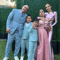 Melalui akun Instagram pribadinya Nia Ramadhani membagikan potretnya bersama keluarga saat menghadiri pesta ulang tahun pernikahan mertuanya di Amerika. Bersama suaminya, Ardi Bakrie, dan ketiga anak mereka, Mikhayla, Mainaka, dan Magika, Nia Ramadhani dan keluarganya itu terlihat kompak. Foto: Instagram/@ramadhaniabakrie