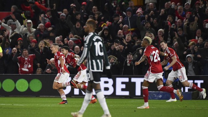 Nottingham Forests Nicolas Dominguez, left, celebrates with teammates after scoring the opening goal during the English Premier League soccer match between Nottingham Forest and Manchester United at City Ground in Nottingham, England, Saturday, Dec. 30, 2023. (AP Photo/Rui Vieira)