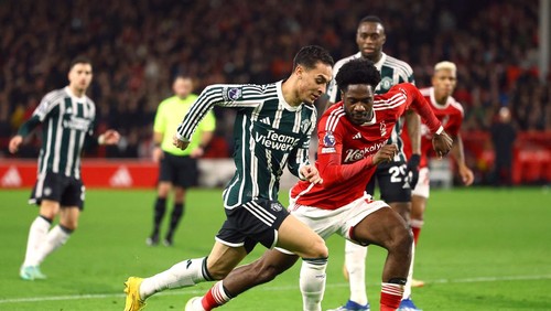 Soccer Football - Premier League - Nottingham Forest v Manchester United - The City Ground, Nottingham, Britain - December 30, 2023  Nottingham Forests Ola Aina in action with Manchester Uniteds Antony REUTERS/Molly Darlington NO USE WITH UNAUTHORIZED AUDIO, VIDEO, DATA, FIXTURE LISTS, CLUB/LEAGUE LOGOS OR LIVE SERVICES. ONLINE IN-MATCH USE LIMITED TO 45 IMAGES, NO VIDEO EMULATION. NO USE IN BETTING, GAMES OR SINGLE CLUB/LEAGUE/PLAYER PUBLICATIONS.