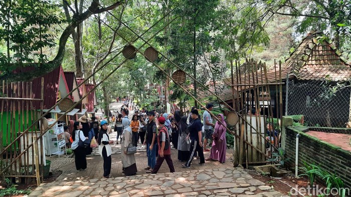 Objek wisata Pijar Park Kudus ramai penngunjung saat libur akhir tahun, Minggu (31/12/2023).
