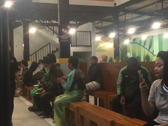 Ojol menunggu pesanan