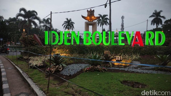 Pagar rafia mengelilingi tanaman di taman yang ada di Jalan Ijen Kota Malang.