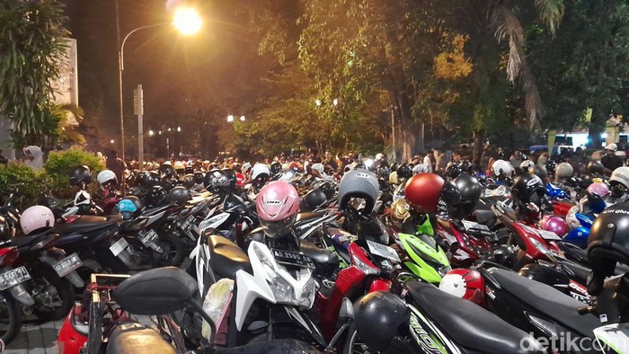 Parkir ugal-ugalan di Benteng Vastenburg saat CFN, Solo, Minggu (31/12/2023).