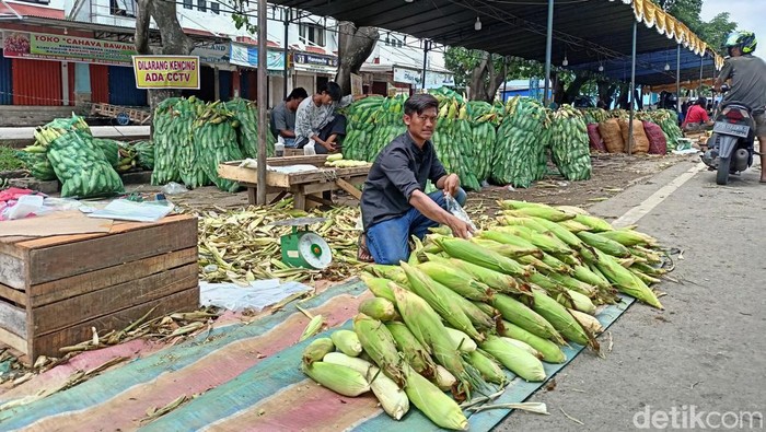 Pedagang jagung di kawasan Pasar Induk Jakabaring Palembang mengobral dagangannya.