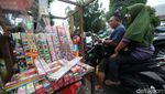 Pedagang Kembang Api Diserbu Pembeli Jelang Malam Pergantian Tahun