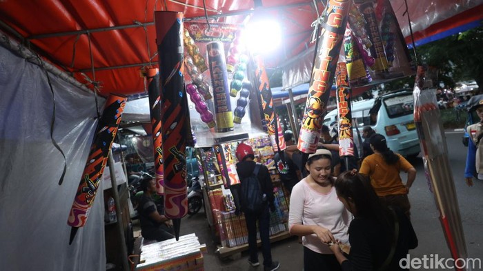 Sejumlah pedagang di kawasan Pasar Gembrong menjajakan kembang api, Jakarta, Minggu (31/12/2023). Menjelang malam pergantian tahub, pedagang kembang api dikawasan Pasar Gembrong mulai diserbu pembeli.