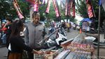 Pedagang Kembang Api Diserbu Pembeli Jelang Malam Pergantian Tahun
