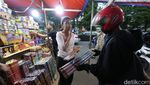 Pedagang Kembang Api Diserbu Pembeli Jelang Malam Pergantian Tahun