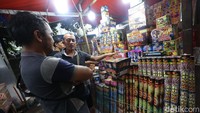 Pedagang kembang api di kawasan Pasar Gembrong mulai diserbu pembeli.