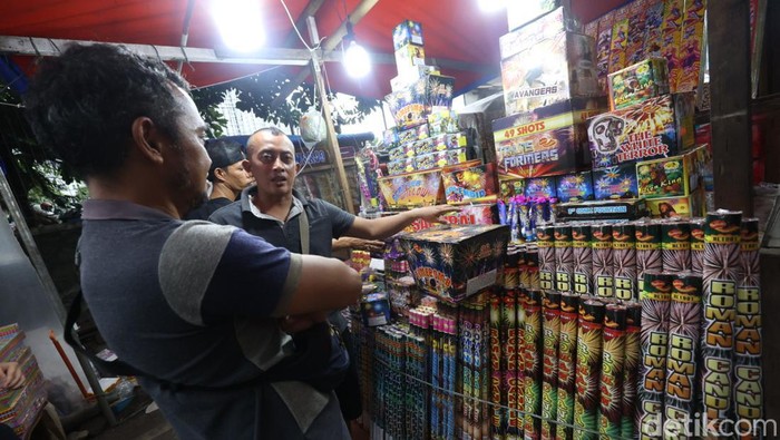 Pedagang Kembang Api Diserbu Pembeli Jelang Malam Pergantian Tahun Sejumlah pedagang di kawasan Pasar Gembrong menjajakan kembang api, Jakarta, Minggu (31/12/2023). Menjelang malam pergantian tahub, pedagang kembang api dikawasan Pasar Gembrong mulai diserbu pembeli.