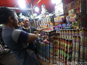 Pedagang Kembang Api Diserbu Pembeli Jelang Malam Pergantian Tahun
