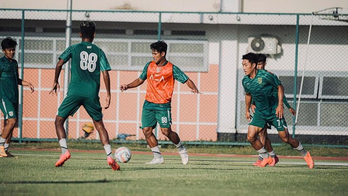 Pemain muda Persebaya Toni Firmansyah mendapat panggilan dari Indra Sjafri untuk ikut pemusatan latihan atau training camp (TC) Timnas Indonesia U-20. Toni bakal mengikuti TC tahap kedua Timnas U-20 di Jakarta pada 30 Desember 2023 hingga 28 Januari 2024.