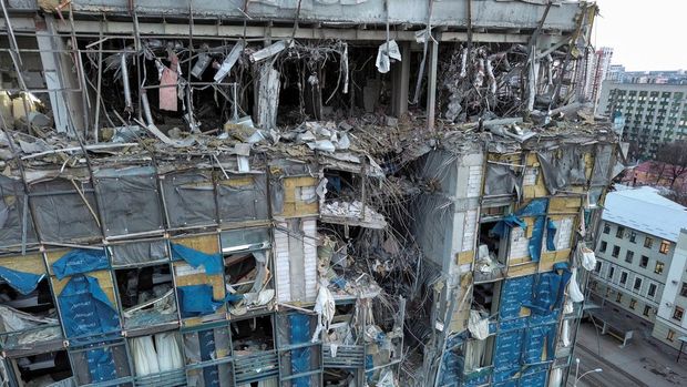 Pemandangan menunjukkan Hotel Istana Kharkiv rusak berat akibat serangan rudal Rusia, di tengah serangan Rusia ke Ukraina, di Kharkiv, Ukraina 31 Desember 2023. (REUTERS/Yan Dobronosov)