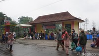 Pintu masuk pemandian air panas Padusan, Mojokerto/Foto: Enggran Eko Budianto/detikJatim