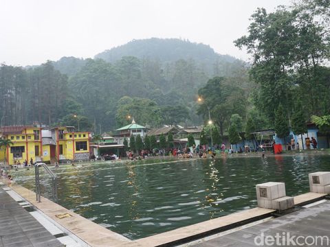 Pemandian air panas Padusan diserbu wisatawan menjelang malam tahun baru 2024, Minggu (31/12/2023). Kunjungan wisatawan naik 2 kali lipat dibandingkan hari libur biasa.