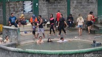 Wisatawan berendam di pemandian air panas Padusan/Foto: Enggran Eko Budianto/detikJatim