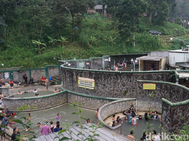Ramainya Pemandian Air Panas Padusan Mojokerto Jelang Malam Tahun Baru 2024