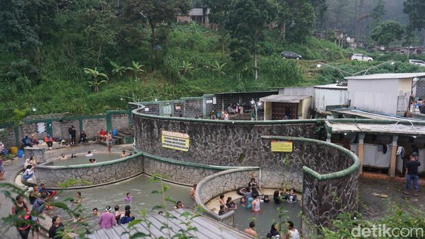 Pemandian Air Panas Padusan Mojokerto diserbu wisatawan.