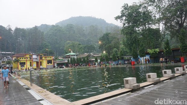 Pemandian Air Panas Padusan Mojokerto diserbu wisatawan.