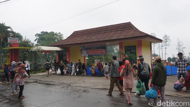 Pemandian Air Panas Padusan Mojokerto diserbu wisatawan.