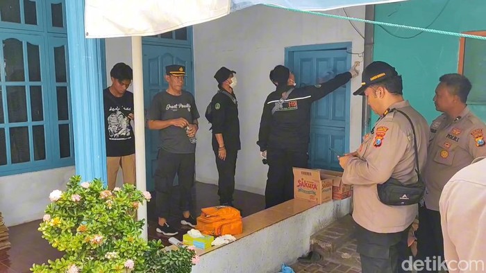 Polisi melakukan olah TKP di lokasi pembunuhan ibu dan anak di Kota Pasuruan