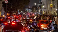 Jelang pergantian malam tahun baru 2024, sejumlah ruas di Kota Bandung mengalami kemacetan akibat warga yang akan merayakan tahun baru 2024. 