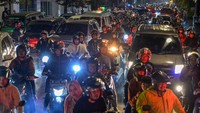 Laporan tahunan TomTom Traffic Index 2025 mengungkap fakta bahwa dua kota di Indonesia masuk daftar 20 kota termacet di dunia. Kedua kota tersebut adalah Bandung dan Medan, yang masing-masing menempati peringkat ke-12 dan ke-15 secara global dalam hal tingkat kemacetan lalu lintas. (ANTARA FOTO/Raisan Al Farisi)