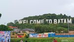 Baliho Prabowo-Gibran Nampang di Monumen Welcome to Batam, Turis Terganggu