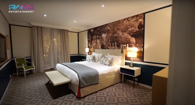 Penginapan yang disewa oleh Raffi dan Nagita memiliki 2 kamar tidur dengan masing-masing toilet berada di luar. Walaupun tak memiliki toilet di dalam kamar, namun penginapan tersebut tampak mewah dan luas. Foto: YouTube/Rans Entertainment