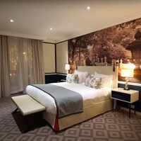 Penginapan yang disewa oleh Raffi dan Nagita memiliki 2 kamar tidur dengan masing-masing toilet berada di luar. Walaupun tak memiliki toilet di dalam kamar, namun penginapan tersebut tampak mewah dan luas. Foto: YouTube/Rans Entertainment