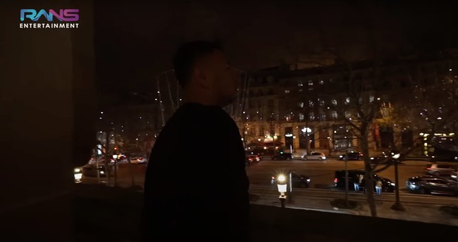 Di dalam kamar terdapat mini balkon yang menyuguhkan pemandangan kota Paris yang indah. Raffi dan Nagita mengatakan bahwa ini bukanlah yang pertama kalinya mereka tinggal di sana. Sebelumnya keduanya juga sudah pernah menyewa dan tinggal di penginapan tersebut. Foto: YouTube/Rans Entertainment