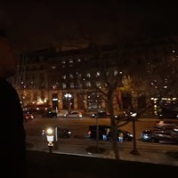 Di dalam kamar terdapat mini balkon yang menyuguhkan pemandangan kota Paris yang indah. Raffi dan Nagita mengatakan bahwa ini bukanlah yang pertama kalinya mereka tinggal di sana. Sebelumnya keduanya juga sudah pernah menyewa dan tinggal di penginapan tersebut. Foto: YouTube/Rans Entertainment