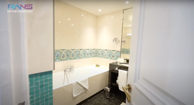 Walaupun kamar mandinya berada di luar kamar namun terlihat luas dan nyaman. Kamar mandi tersebut juga dilengkapi dengan bathtub untuk berendam. Foto: YouTube/Rans Entertainment