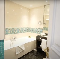 Walaupun kamar mandinya berada di luar kamar namun terlihat luas dan nyaman. Kamar mandi tersebut juga dilengkapi dengan bathtub untuk berendam. Foto: YouTube/Rans Entertainment