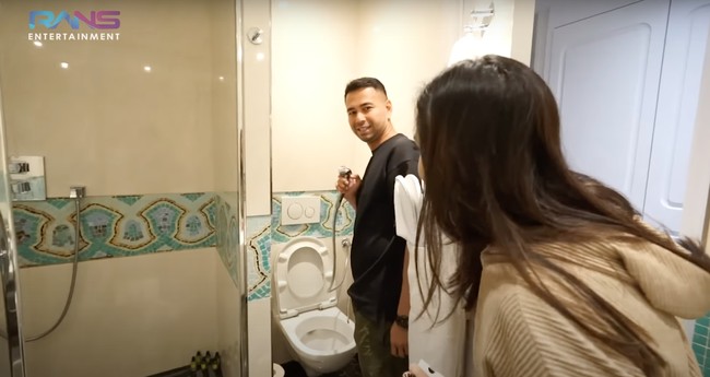 Raffi dan Nagita sempat terkejut sekaligus bersyukur karena kamar mandi di penginapannya itu memiliki shower di dekat kloset duduknya. Hal itu dikarenakan sulit menemukan kloset yang memiliki shower di Eropa. Foto: YouTube/Rans Entertainment