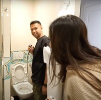 Raffi dan Nagita sempat terkejut sekaligus bersyukur karena kamar mandi di penginapannya itu memiliki shower di dekat kloset duduknya. Hal itu dikarenakan sulit menemukan kloset yang memiliki shower di Eropa. Foto: YouTube/Rans Entertainment