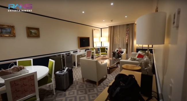 Ruang makan dan ruang keluarga di penginapan Nagita dan Raffi selama di Paris tampak berdekatan. Meski demikian ruangannya itu tetap terlihat cukup luas dan tidak sempit. Foto: YouTube/Rans Entertainment