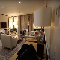 Ruang makan dan ruang keluarga di penginapan Nagita dan Raffi selama di Paris tampak berdekatan. Meski demikian ruangannya itu tetap terlihat cukup luas dan tidak sempit. Foto: YouTube/Rans Entertainment