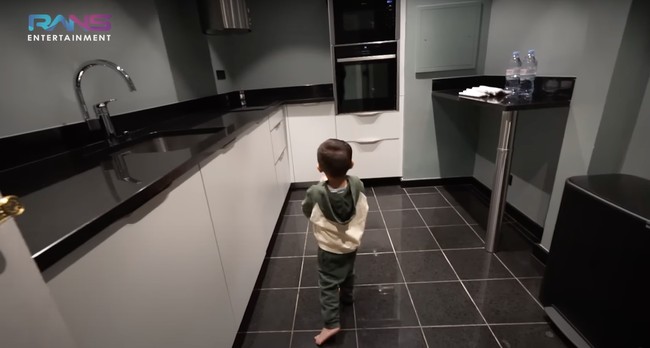 Sementara bagian dapur di penginapan tersebut tampak didominasi oleh warna hitam dan abu-abu. Dapurnya pun terlihat bersih dan minimalis. Foto: YouTube/Rans Entertainment