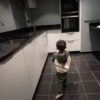 Sementara bagian dapur di penginapan tersebut tampak didominasi oleh warna hitam dan abu-abu. Dapurnya pun terlihat bersih dan minimalis. Foto: YouTube/Rans Entertainment